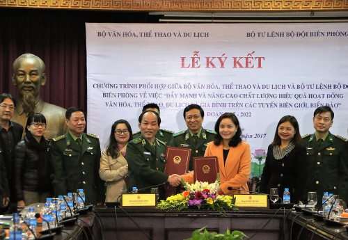  Thứ trưởng Bộ VHTTDL Trịnh Thị Thủy và Thiếu tướng Đỗ Danh Vượng, Chính ủy Bộ đội Biên phòng ký chương trình phối hợp